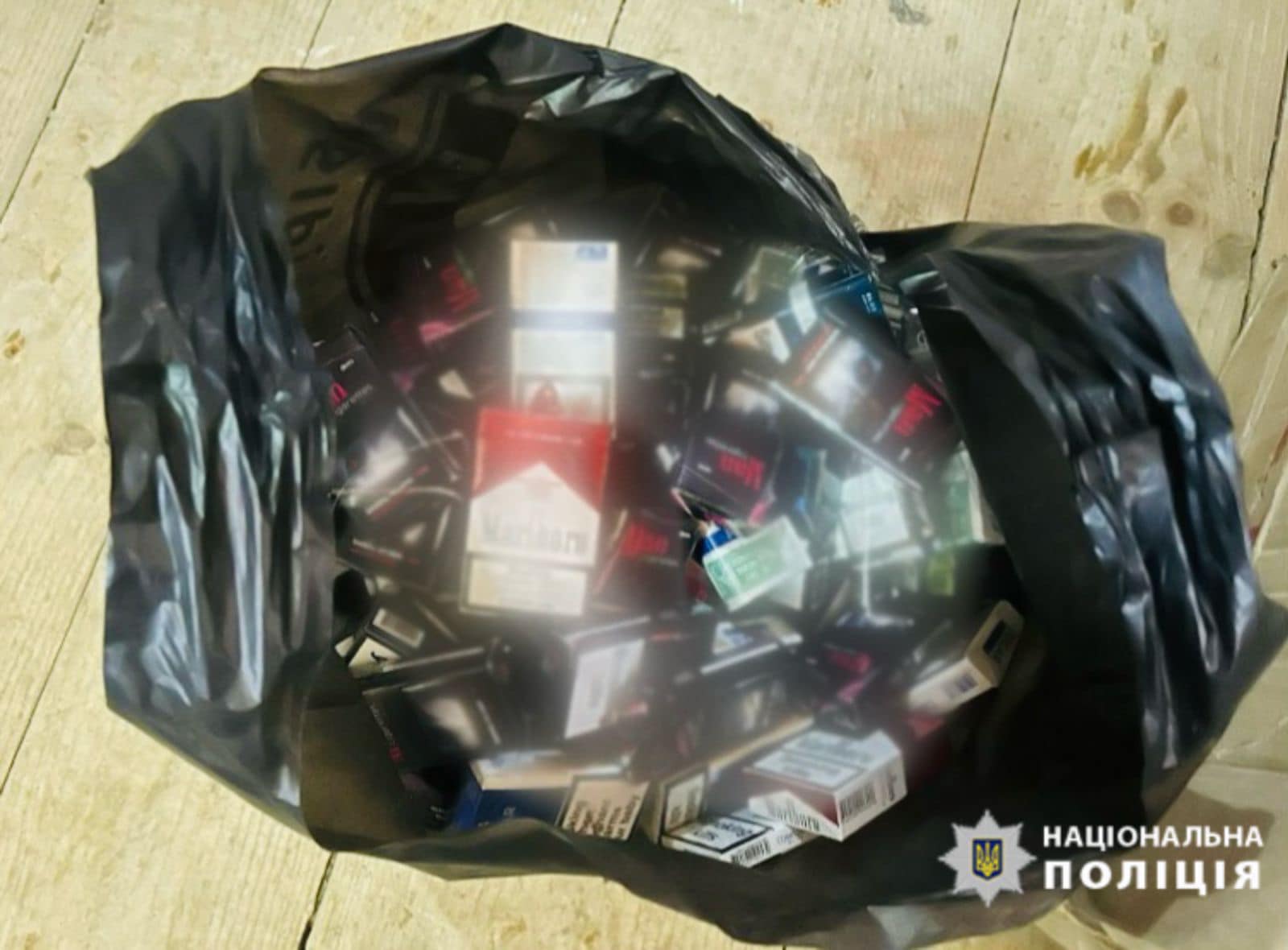 Торгують на вулиці та без ліцензій: поліція Прикарпаття бореться з продажем нелегальних цигарок (ФОТО)