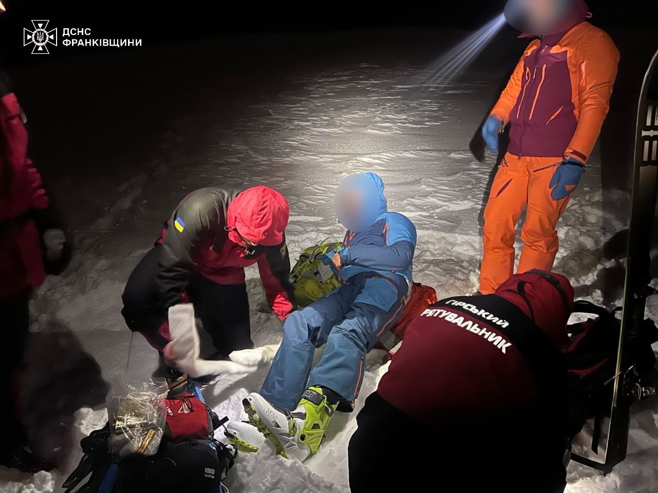 Прикарпатські рятувальники допомогли травмованому туристу в горах