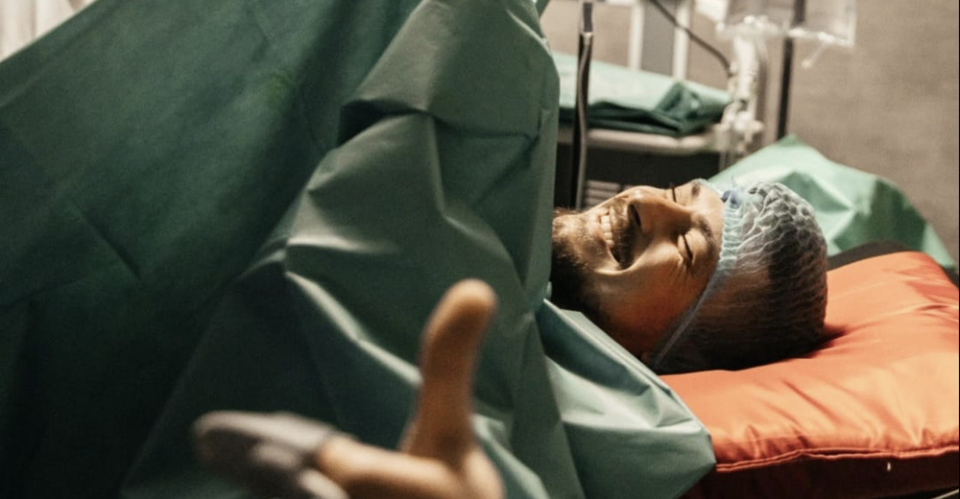 Посміхається на операційному столі: франківський фотограф показав, як оперують воїнів у добровольчому шпиталі (ФОТО)