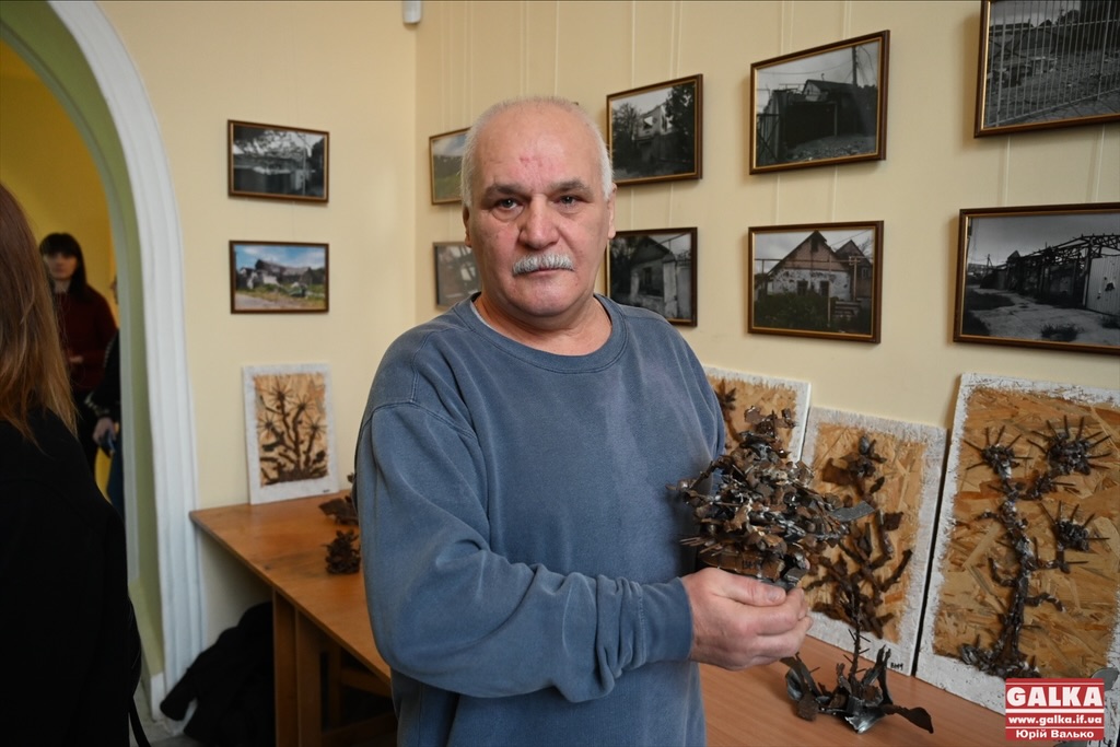 “Було страшно і моторошно”: у центрі Франківська відкрили виставку митця з Херсонщини, який пережив окупацію (ФОТО)