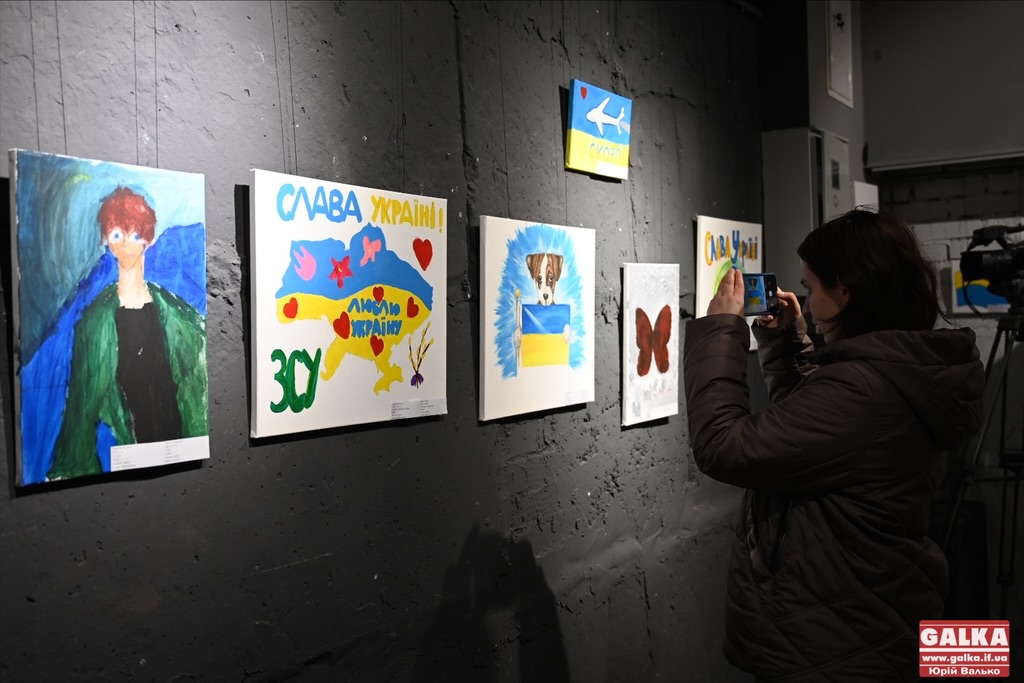У Франківську стартувала виставка “Дитинство з присмаком війни”: гроші з продажу картин спрямують на ЗСУ (ФОТО)