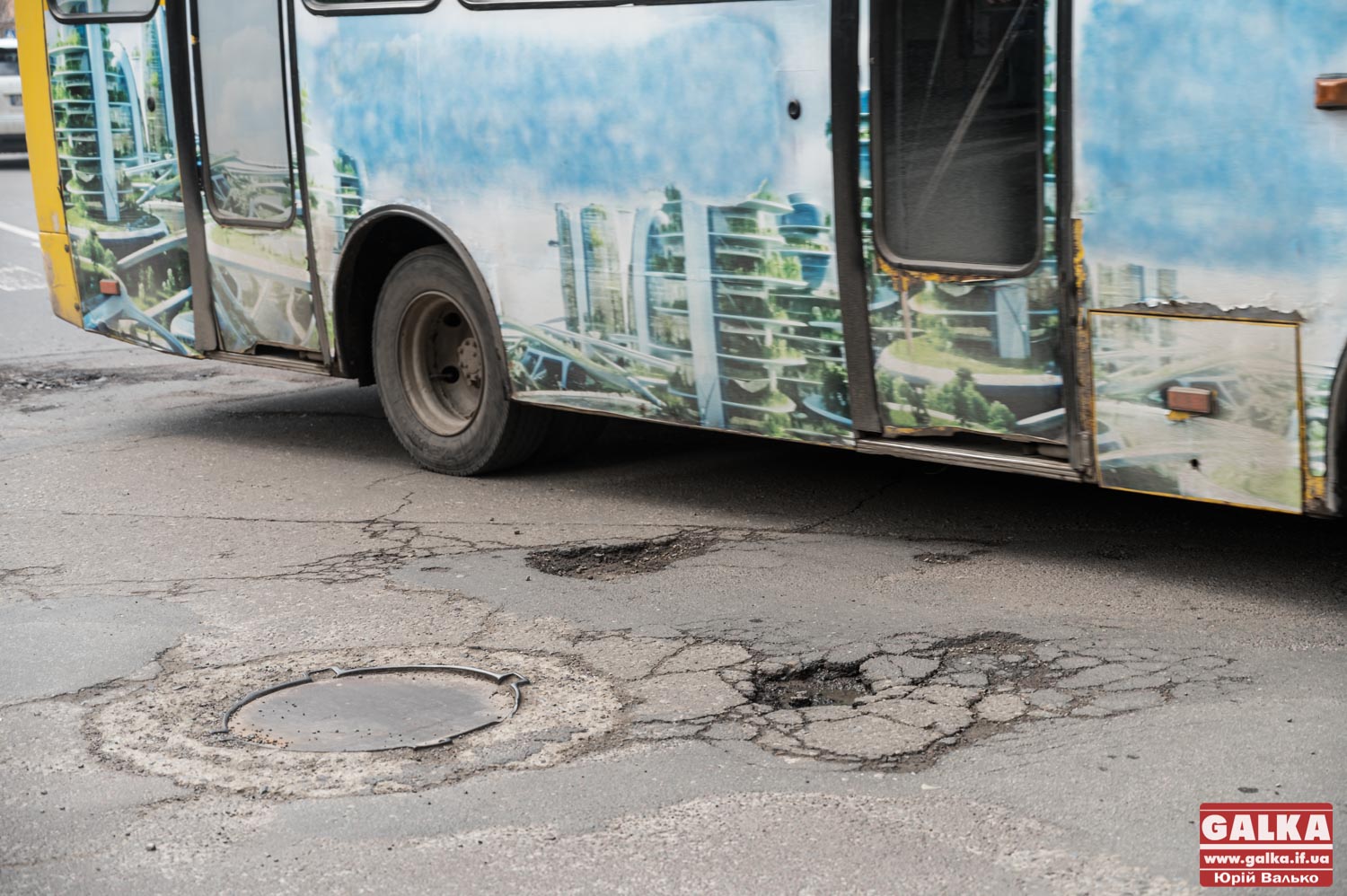 Вантажні автомобілі: Смушак пояснив поганий стан доріг у Франківську