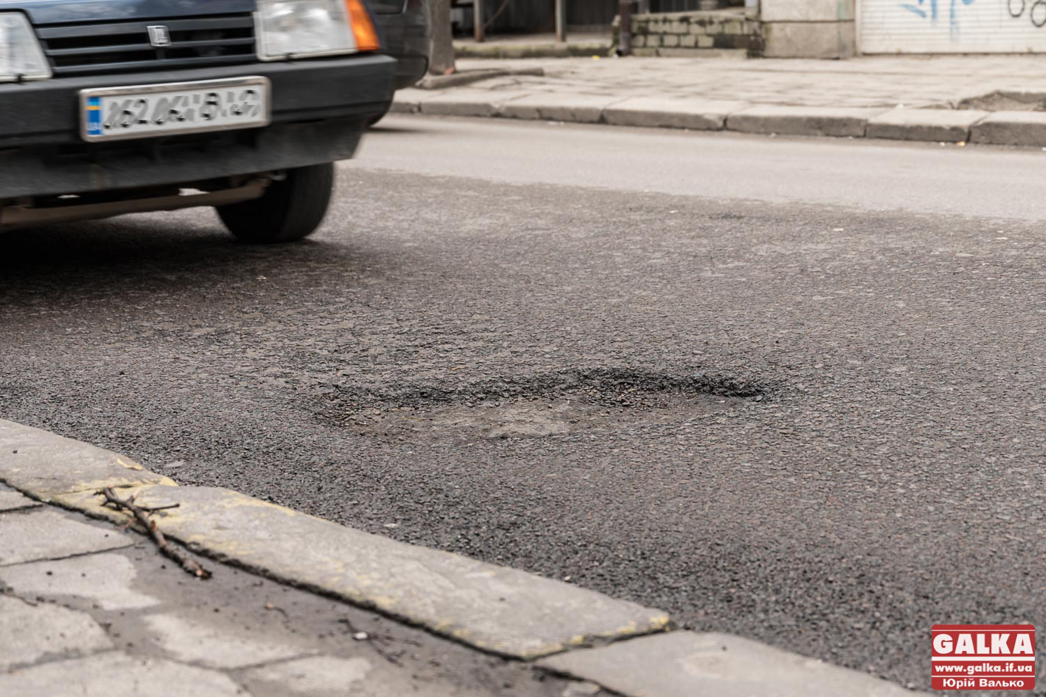Чому взимку на дорогах зʼявляється ямковість і коли її ліквідують — пояснили прикарпатські дорожники (ВІДЕО)