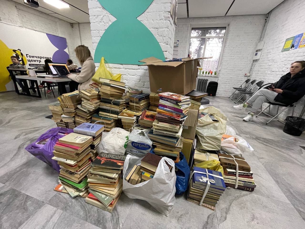 Франківці за два тижні здали 120 кг макулатури з російських книг: кошти передали на ЗСУ (ФОТО)