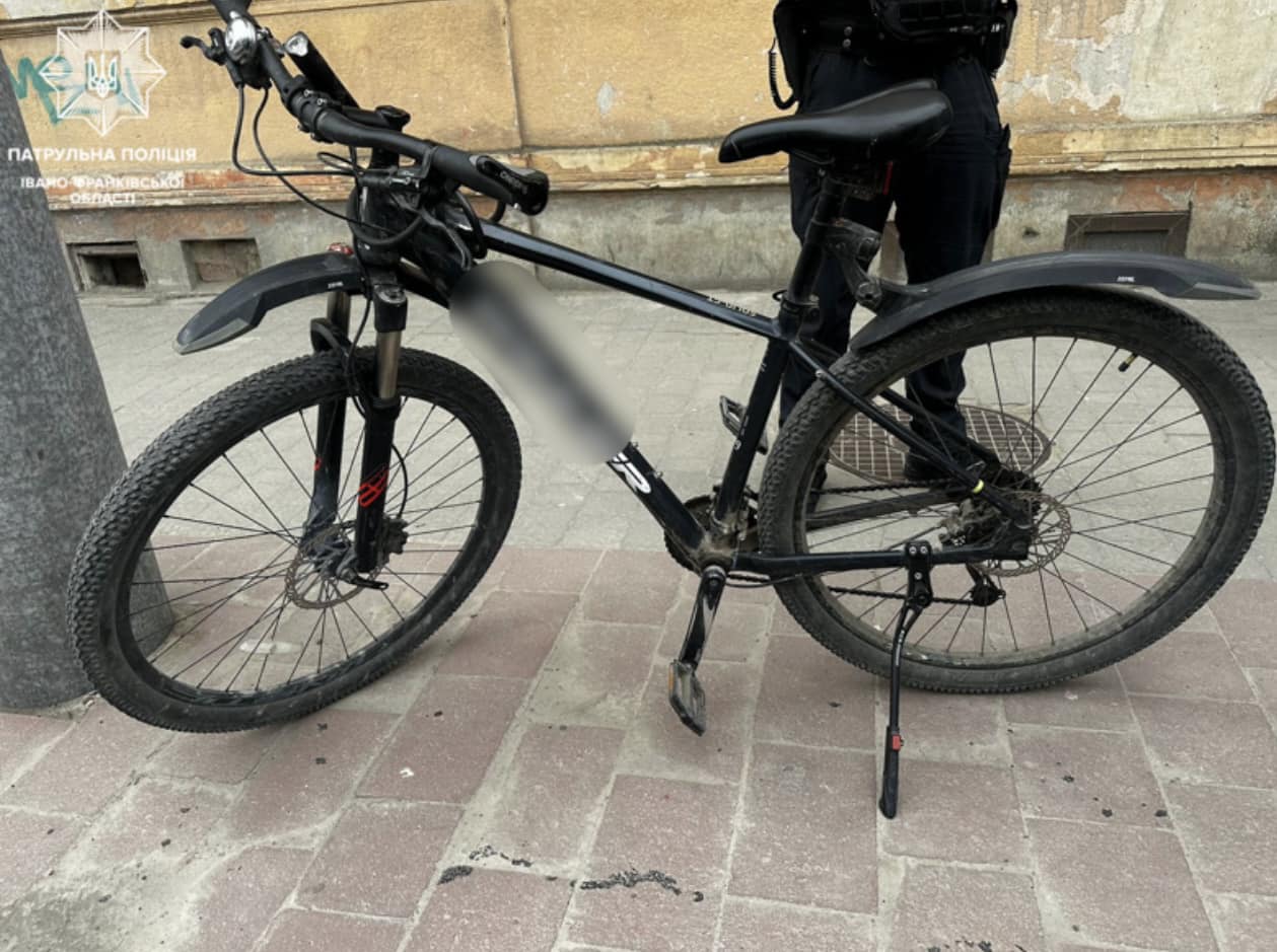 Не вкрав, а взяв покататися: франківські патрульні спіймали чоловіка на чужому велосипеді (ФОТОФАКТ)