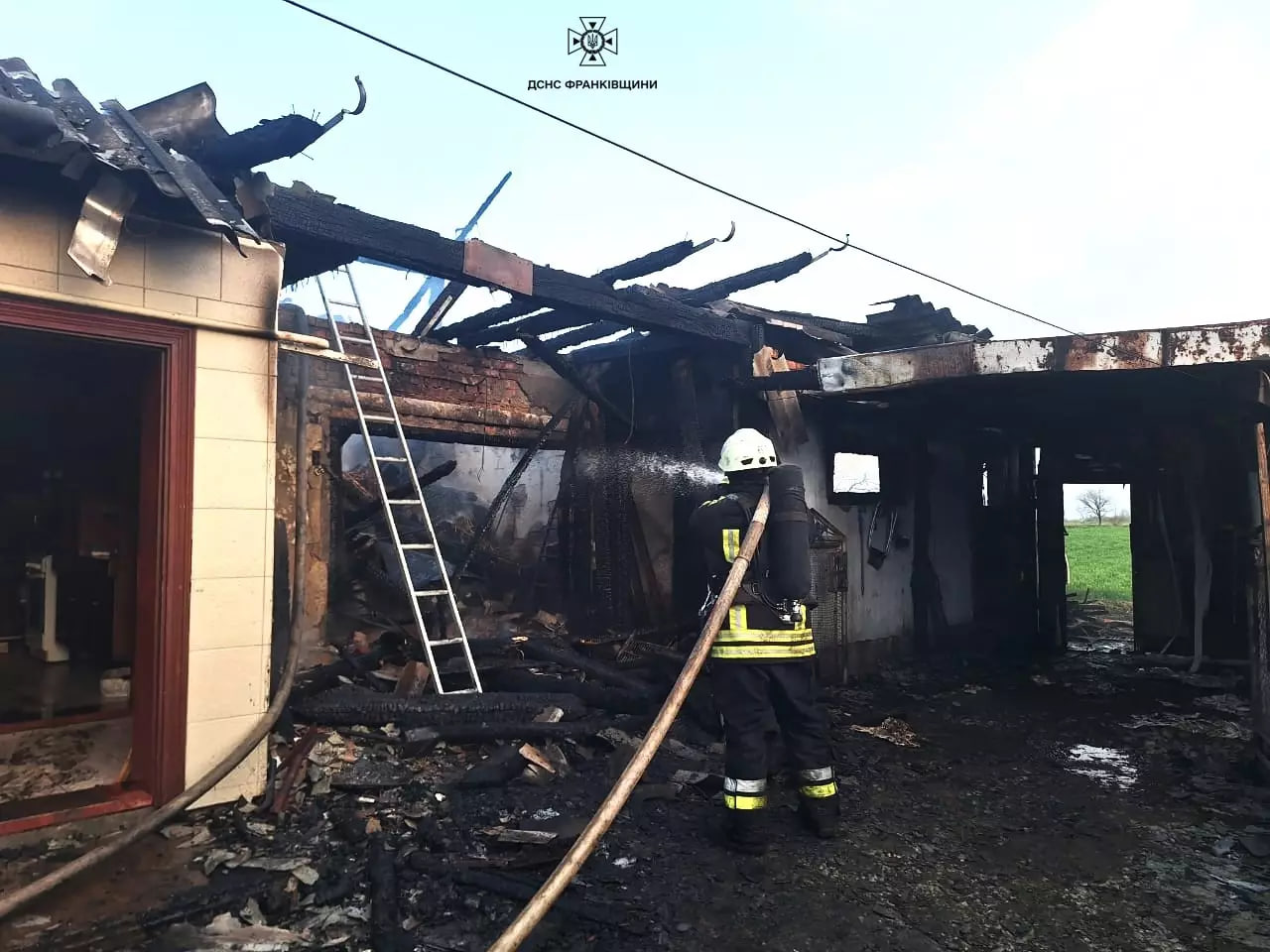 На Калущині згоріло господарство: гасили вісім рятувальників (ФОТО)