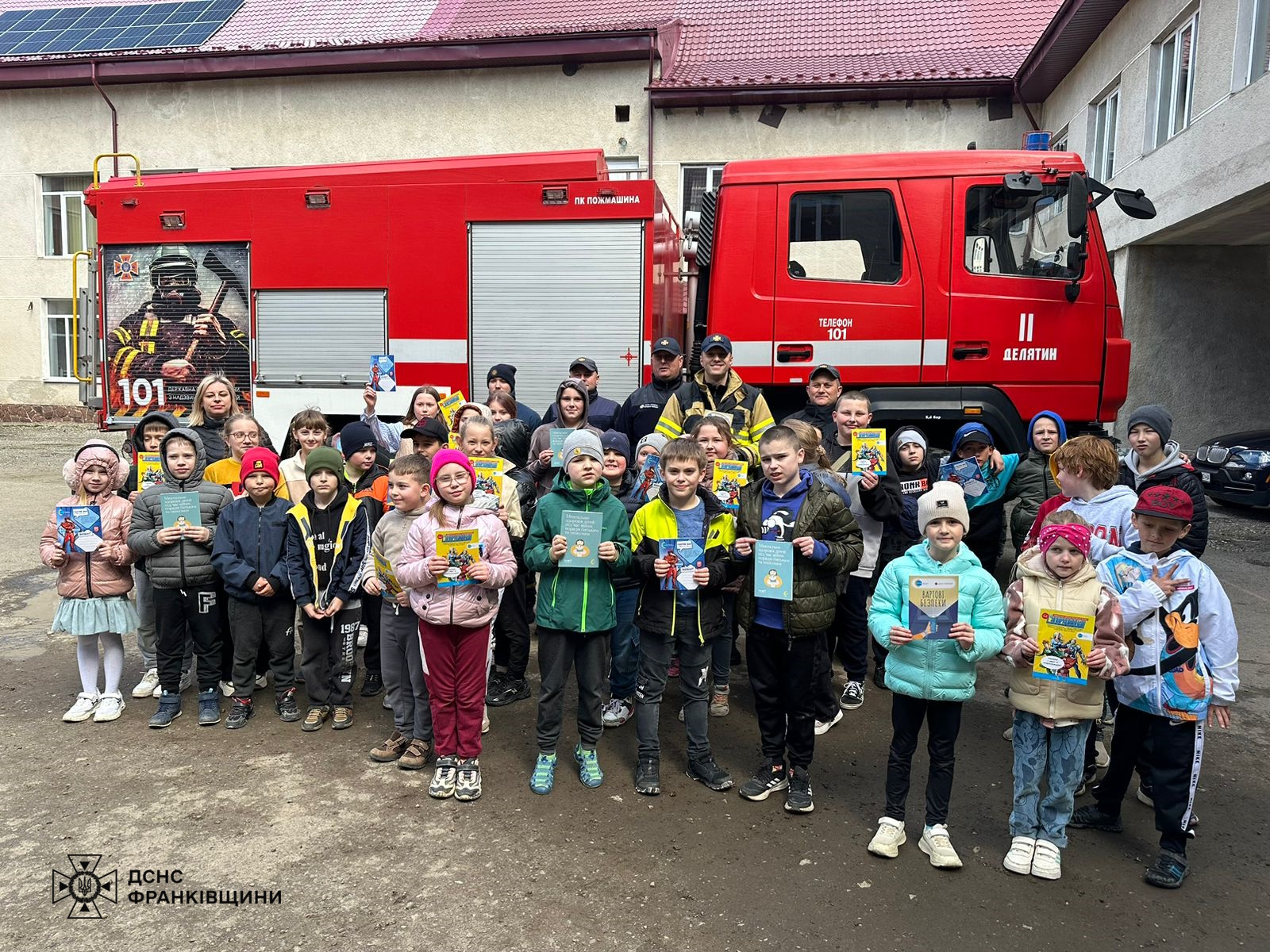 Прикарпатські рятувальники навчили школярів техніки мінної безпеки (ФОТО)
