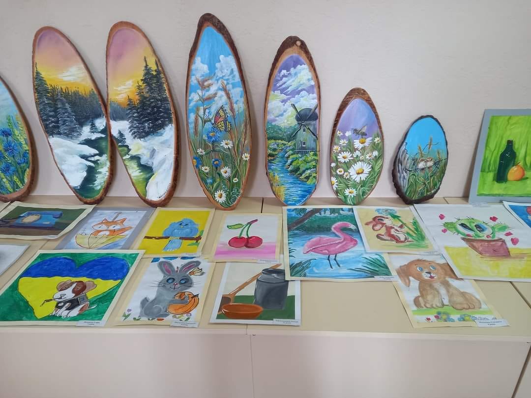 200 малюнків й близько сотні сувенірів: юні калуські митці влаштували благодійну виставку (ФОТО)