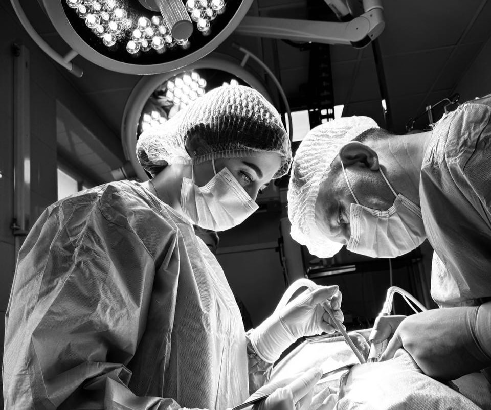 “Провели надскладну операцію”: франківські стоматологи-хірурги видалили пухлину, що деформувала пацієнтці обличчя