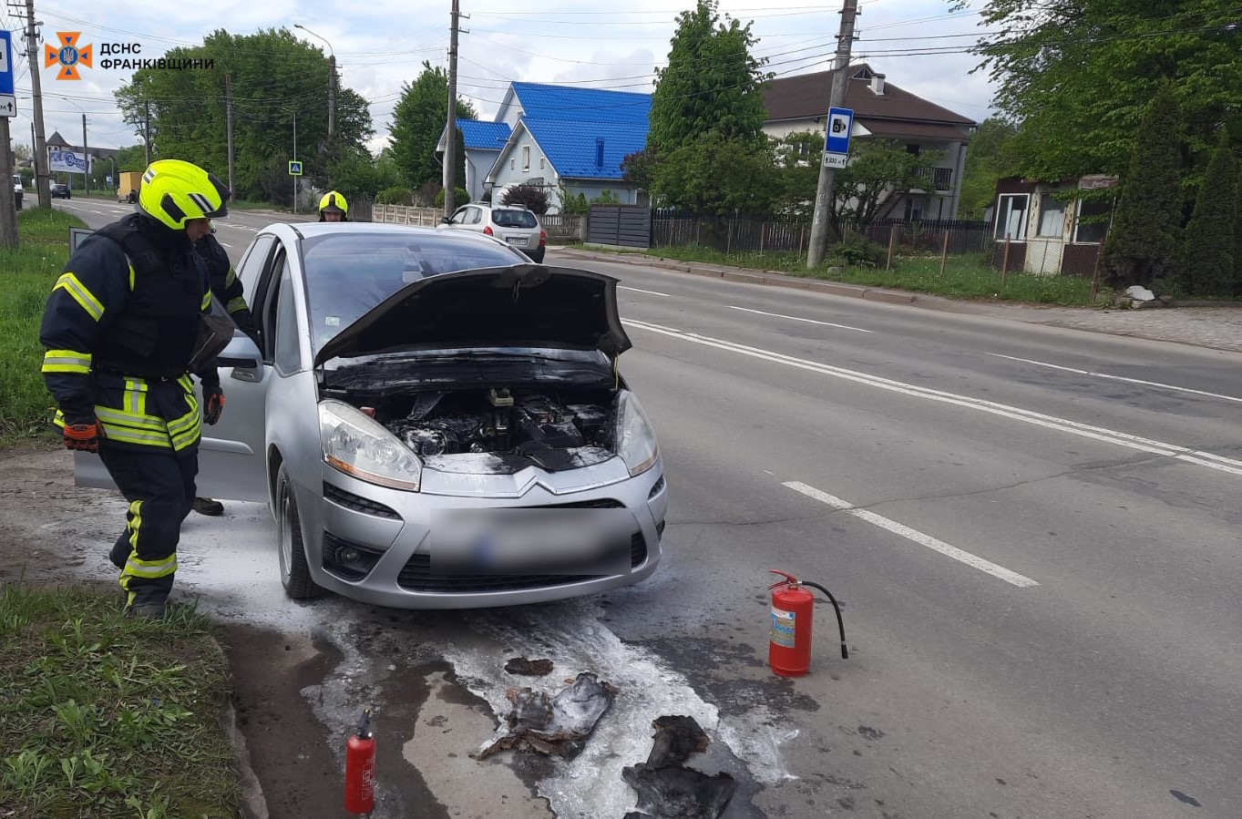 На Коновальця спалахнула машина: водій загасив вогонь самостійно (ФОТОФАКТ)