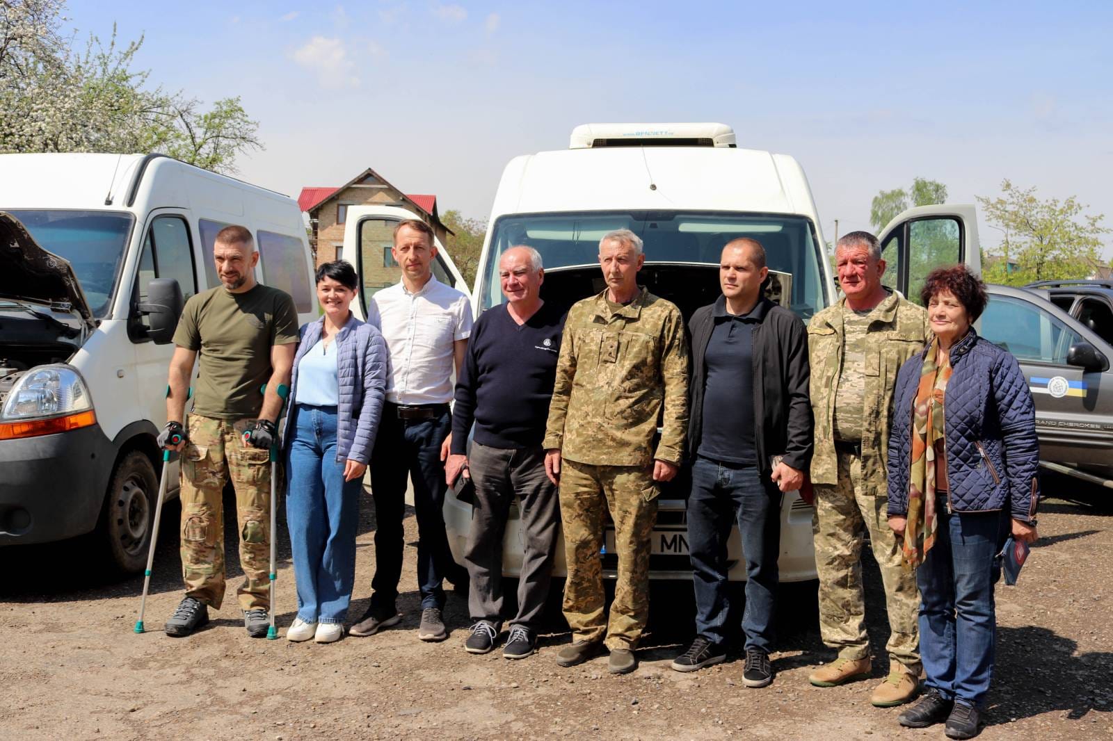 Волонтери з Калущини разом з естонськими благодійниками передали ЗСУ 11 автівок і лафету (ФОТО)