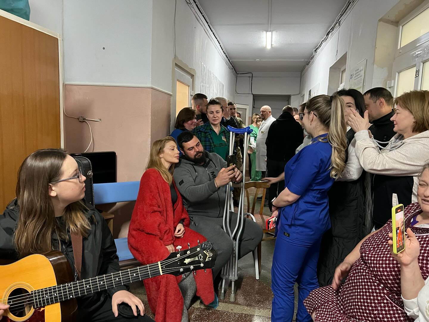 Тіна Кароль у Коломиї заспівала для пацієнтів обласного госпіталю ветеранів війни (ФОТО, ВІДЕО)