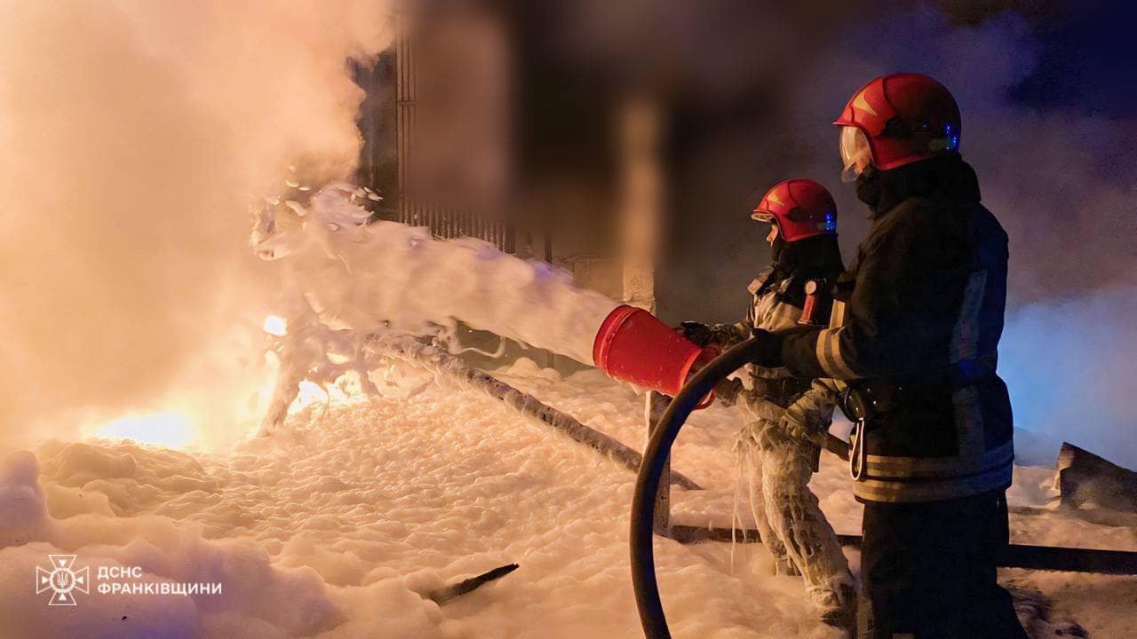 На Прикарпатті на атакованому росією об'єкті ліквідували пожежу, без постраждалих (ФОТО)