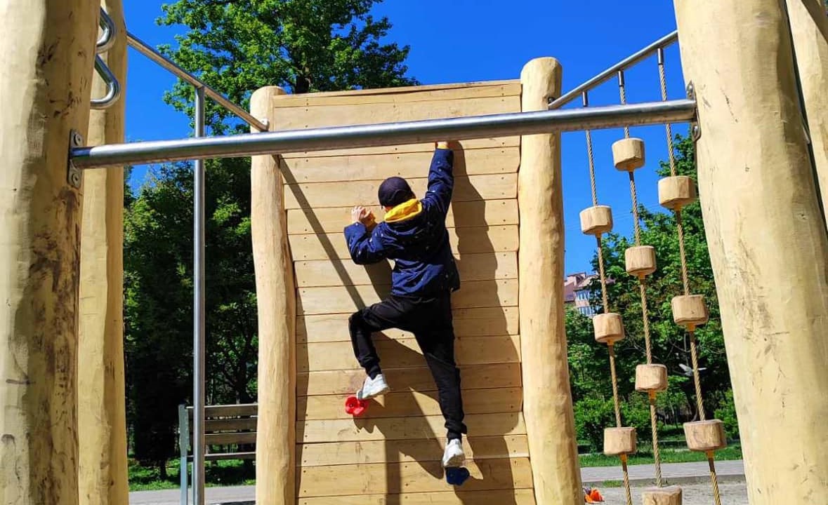 У Молодіжному парку облаштували дитячий ігровий майданчик в еко-стилі (ФОТО)
