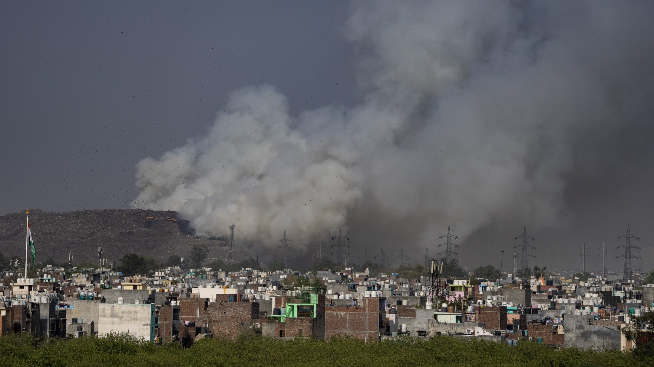 В Індії загорілося найбільше сміттєзвалище Газіпур (ФОТО, ВІДЕО)