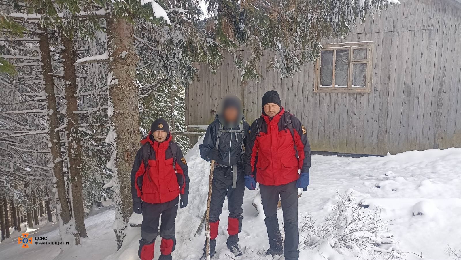 Прикарпатські рятувальники допомогли туристу, який не міг самостійно спуститися з гір