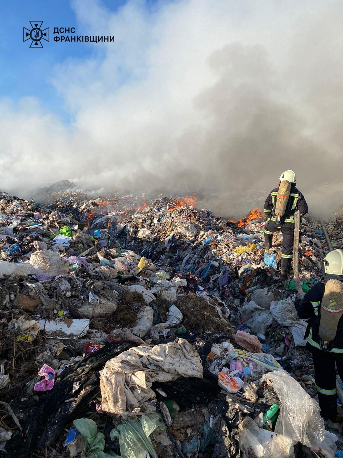 Біля Франківська горить міське сміттєзвалище (ФОТО)