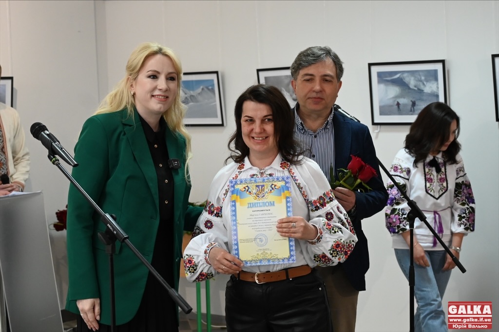“Всі вчителі – найкращі”: у Франківську нагородили переможців обласного етапу “Вчителя року” (ФОТО)