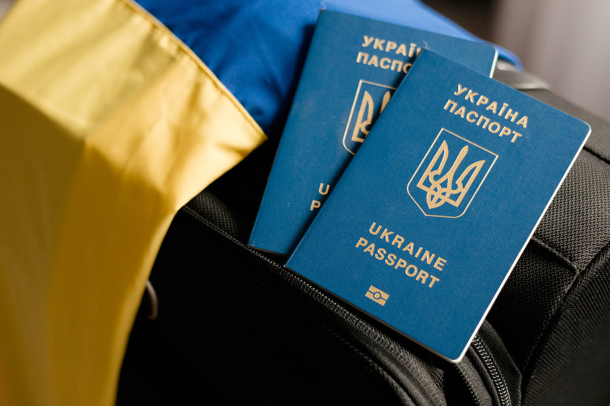 МЗС роз'яснило, кому та які послуги припинили надавати в українських консульствах
