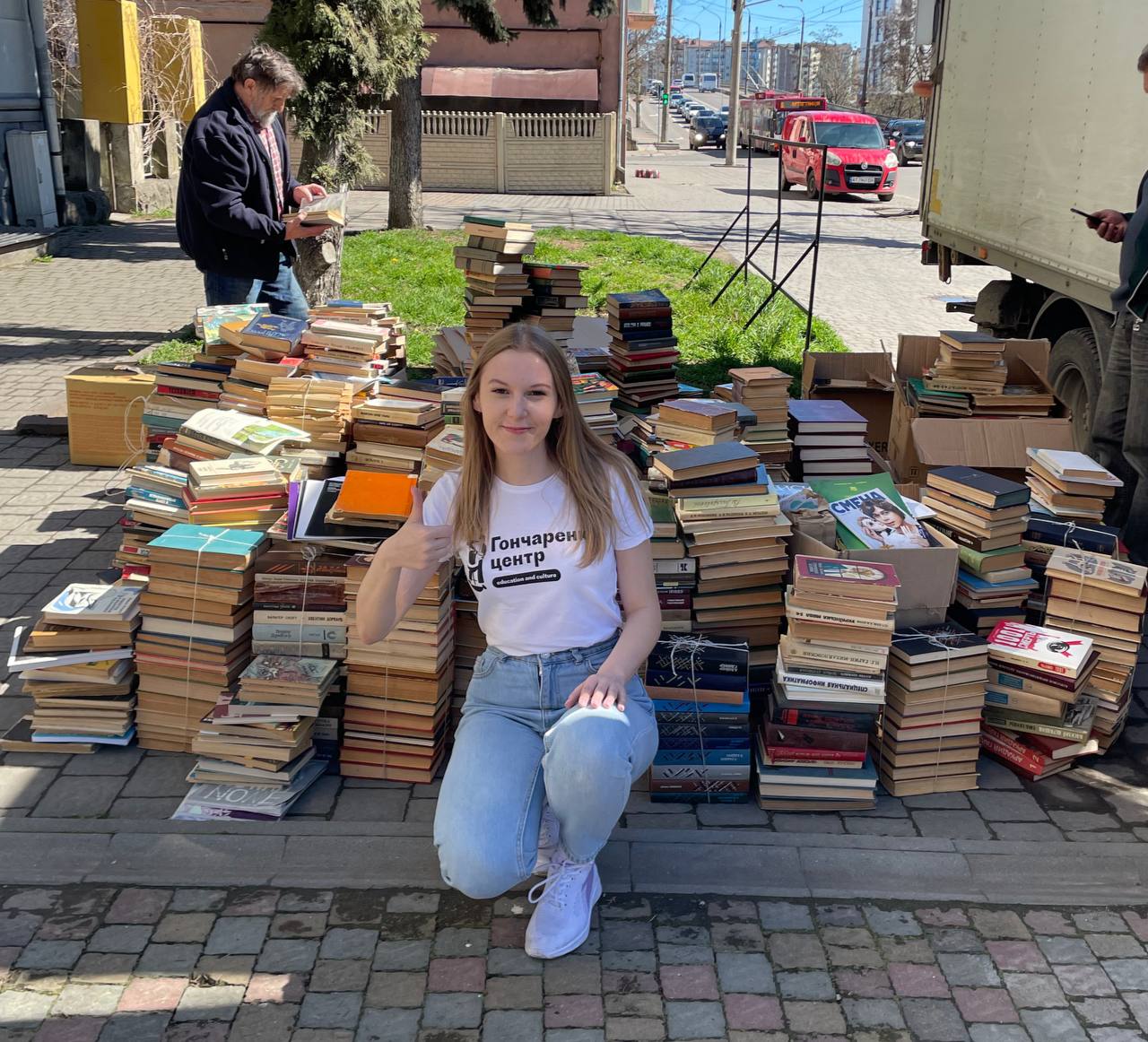 За місяць у Франківську зібрали тонну російських книг, а кошти з них передали на ЗСУ (ФОТО)