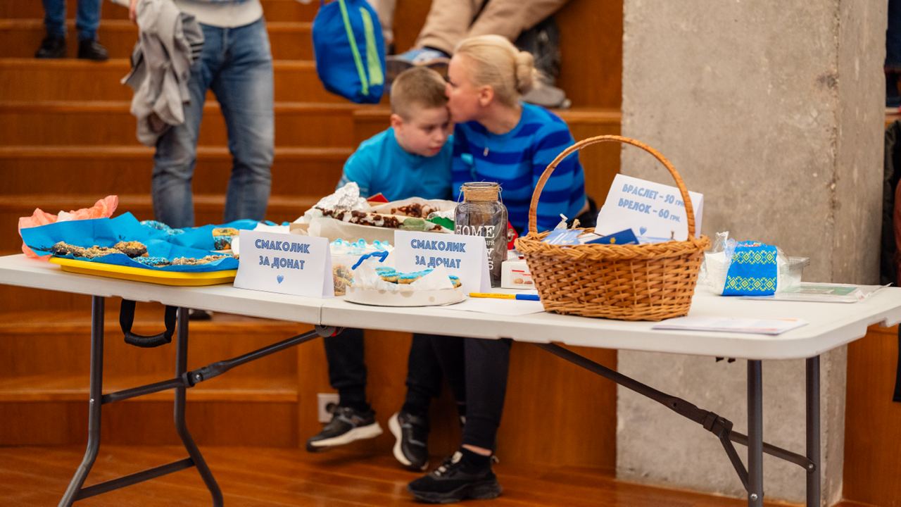 У Франківську батьки з дітьми продавали смаколики, аби розповісти про аутизм (ФОТО)