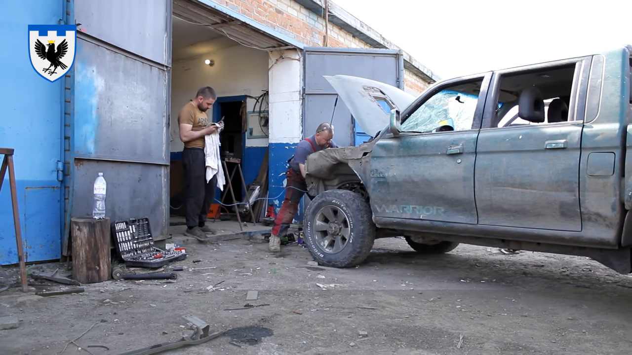 “Кожен мусить внести свою лепту”: як прикарпатські волонтери ремонтують автівки для 102 бригади (ВІДЕО)