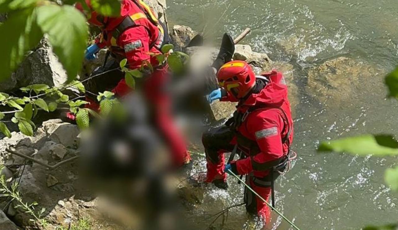 У Яремче в річці знайшли тіло чоловіка (ФОТО З МІСЦЯ)