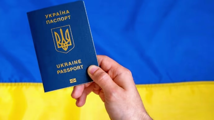 Українські чоловіки 18-60 років не зможуть отримати паспорти за кордоном – постанова КМУ 