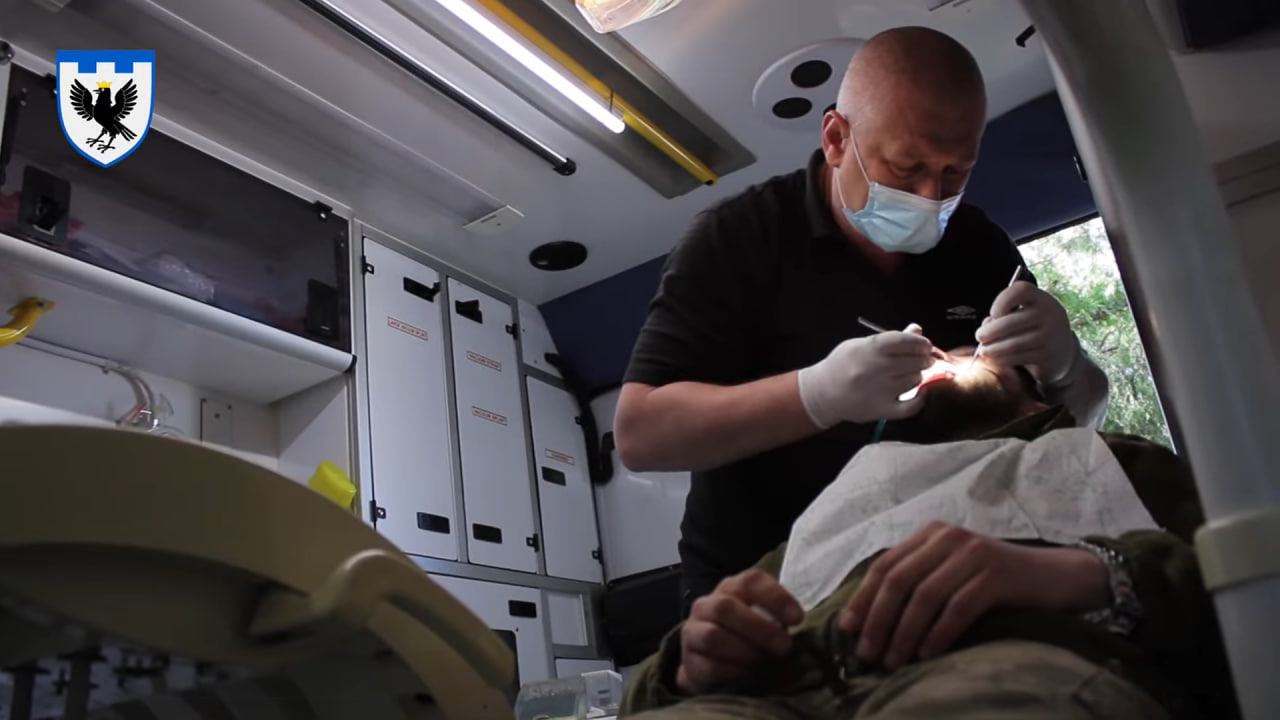 “Стоматологічний кабінет на колесах”: прикарпатські волонтери на лінії фронту лікують бійцям зуби  (ВІДЕО)