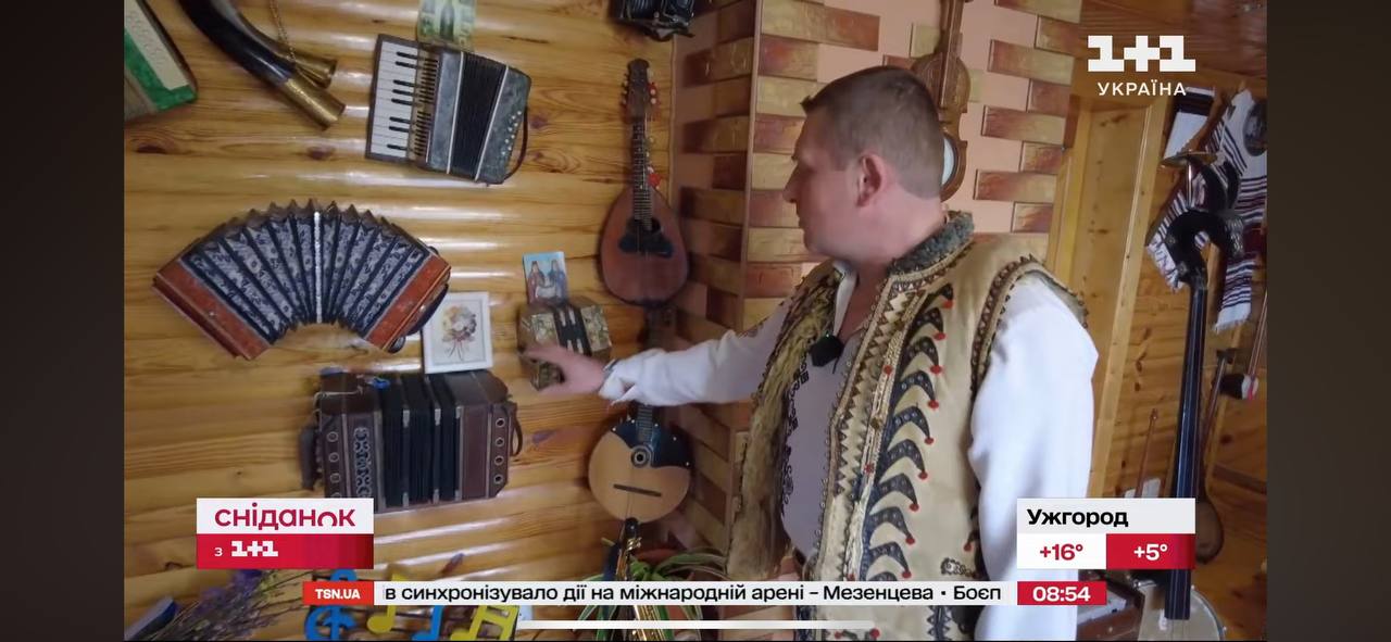 На будь-який смак: родина Сметанюків з Прикарпаття майже 10 років збирає музичні інструменти (ВІДЕО)