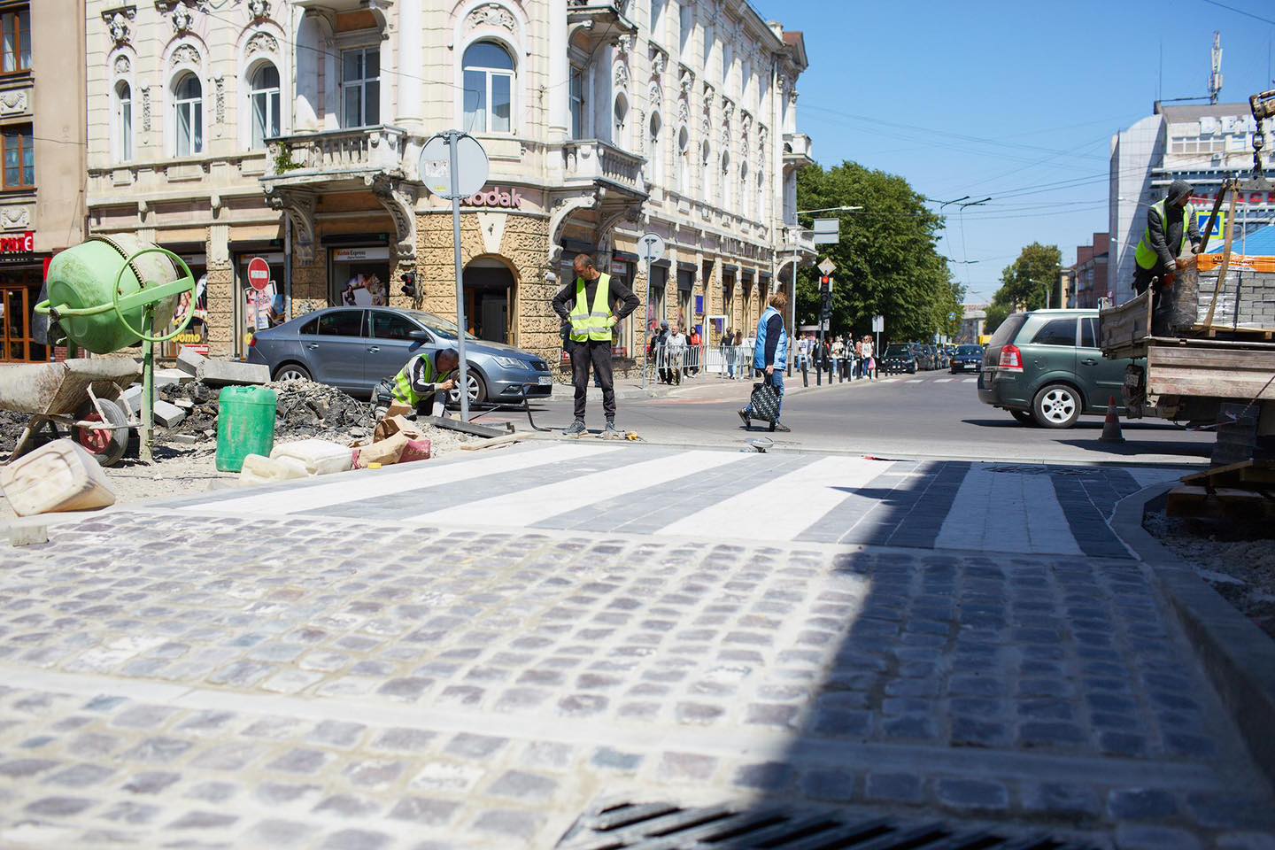 Крок до безбар’єрності: у Франківську завершують роботи з пониження тротуарів (ФОТО)