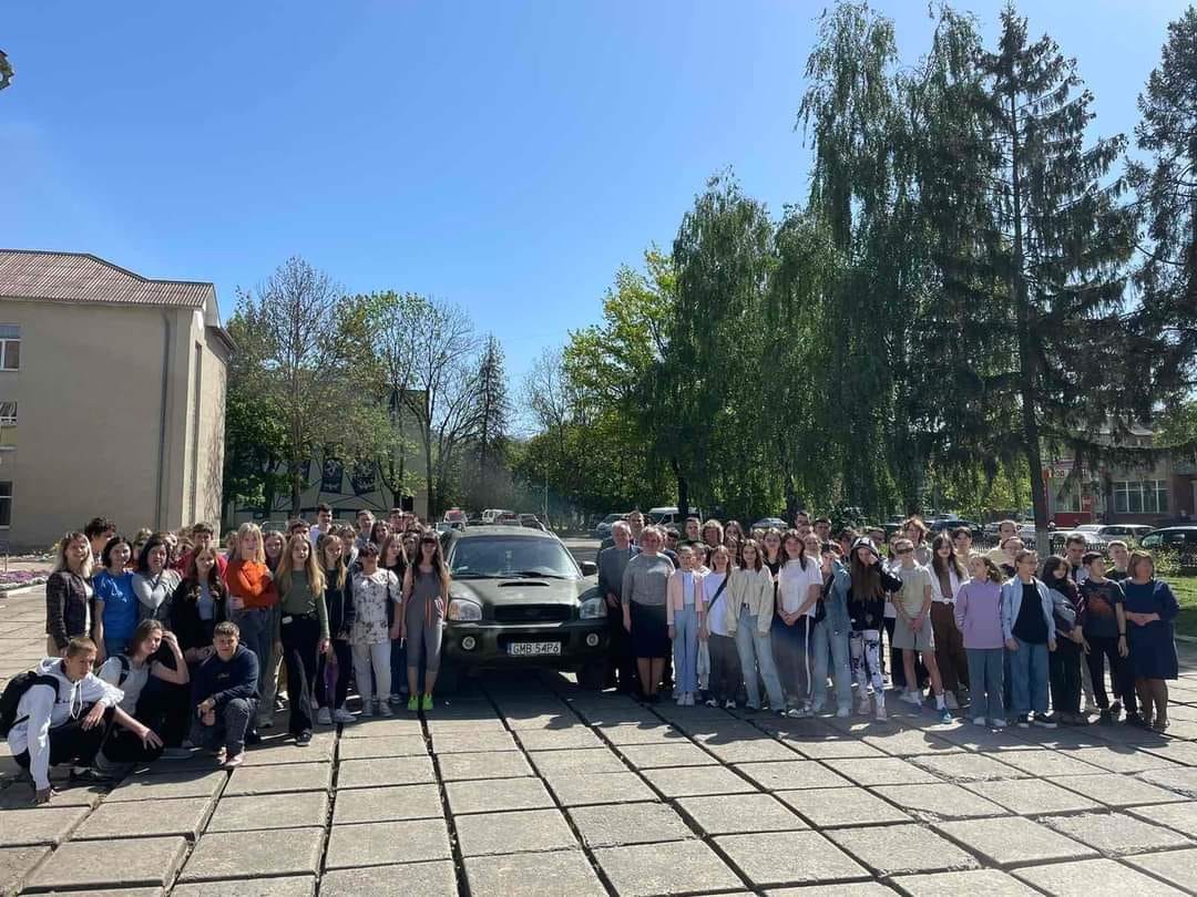 Калуські учні передали авто для військових (ФОТО)
