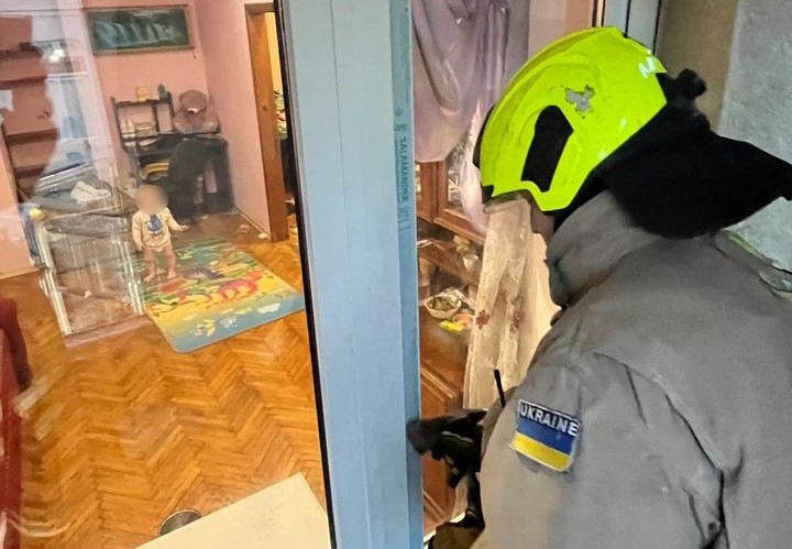 У Франківську хлопчик застряг в квартирі: двері закрилися автоматично (ФОТО)