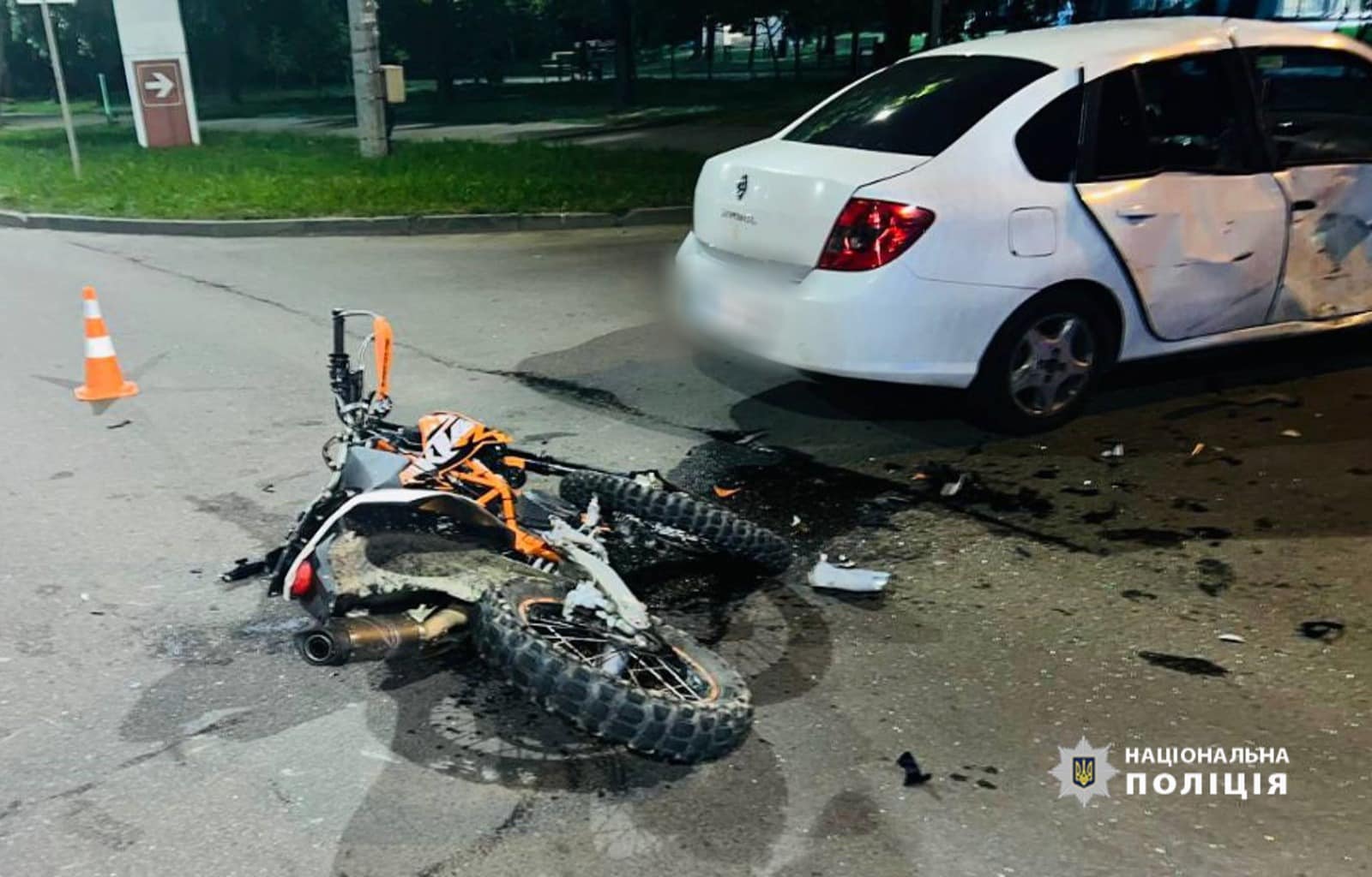 У Франківську зіткнулися авто і мотоцикл, двоє осіб потрапили в лікарню (ФОТО)