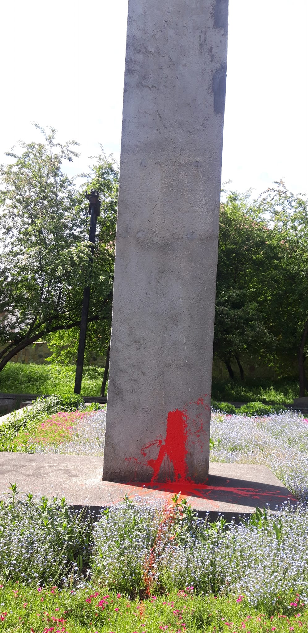 У Франківську червоною фарбою облили монумент визволення Станіславова від нацистських окупантів (ФОТОФАКТ)