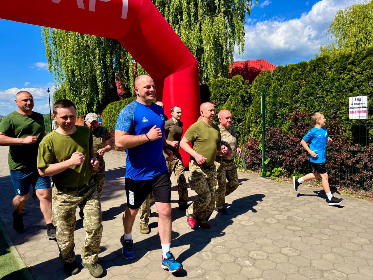 Діти та дорослі бігали навколо озера для підтримки оборонців (ФОТО)