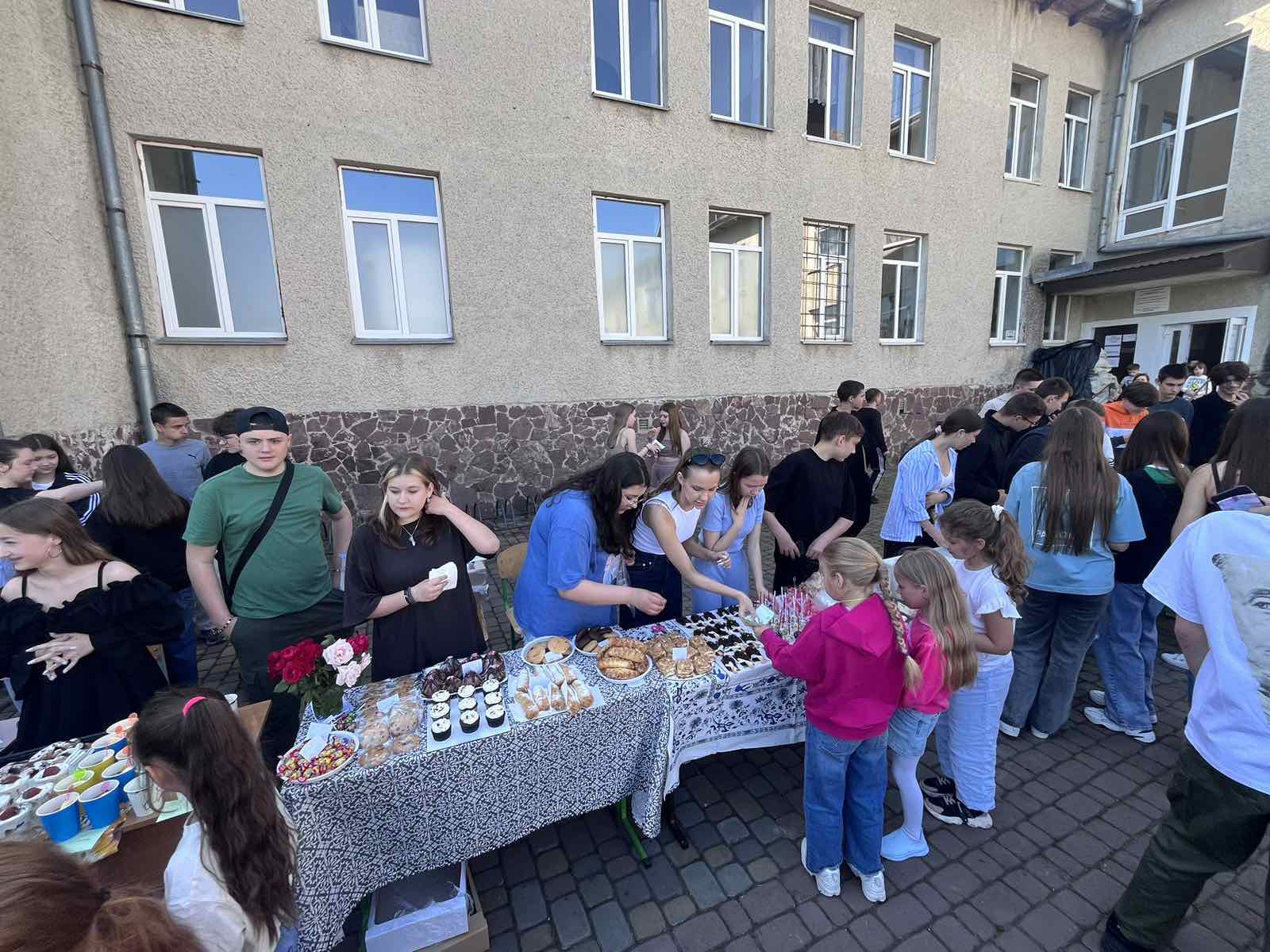 Під час ярмарку учні Крихівецького ліцею зібрали 110 200 гривень для ЗСУ (ФОТО)