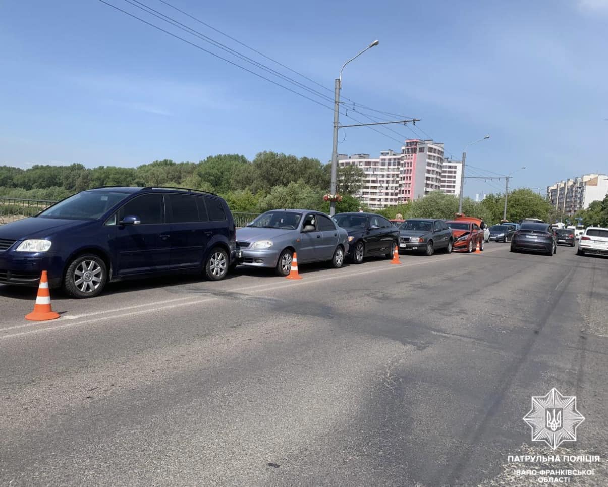 Відомі деталі аварії з п’ятьма машинами в Івано-Франківську (ФОТО)