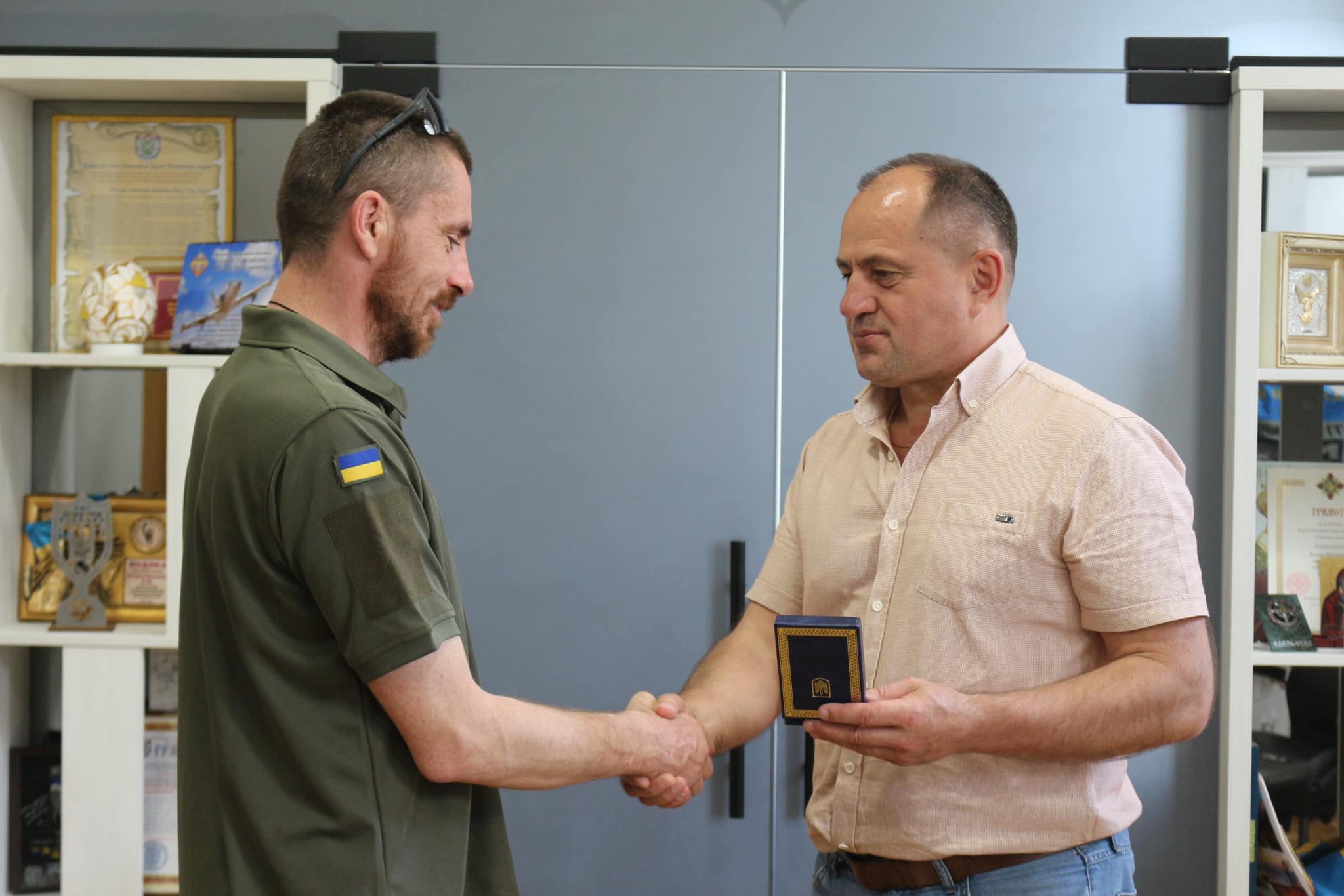 43 дні в оточенні окупантів: у Коломиї нагородили воїна Василя Мочернюка (ФОТОФАКТ)