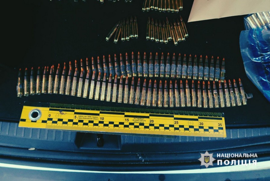 В Яремче у чоловіка в авто знайшли зброю і тисячі набоїв (ФОТО)