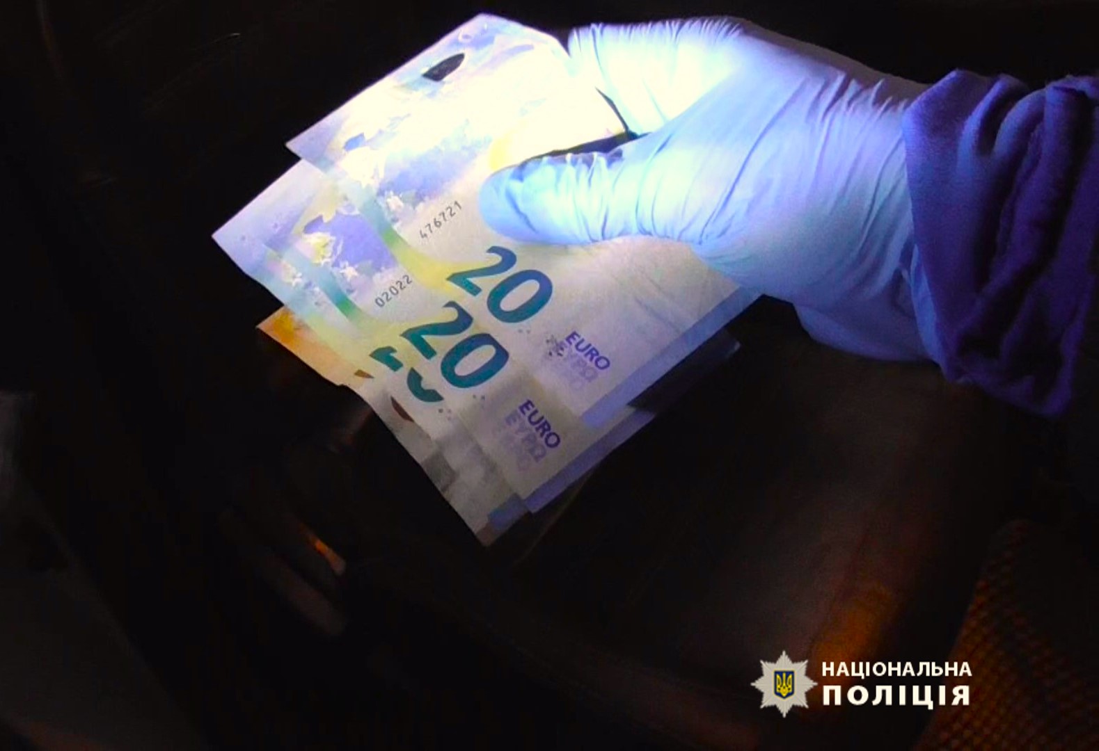 200 доларів та 110 євро: двоє п’яних калуських водіїв намагалися дати хабаря поліціянтам (ФОТО)