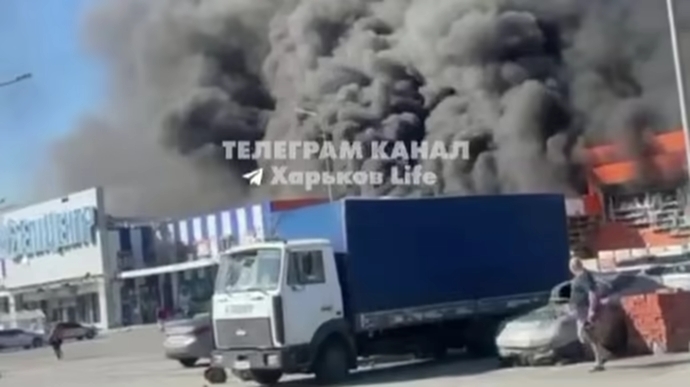 Росіяни вдарили по гіпермаркету у Харкові, є загиблі й поранені (ФОТО, ВІДЕО, ДОПОВНЕНО)