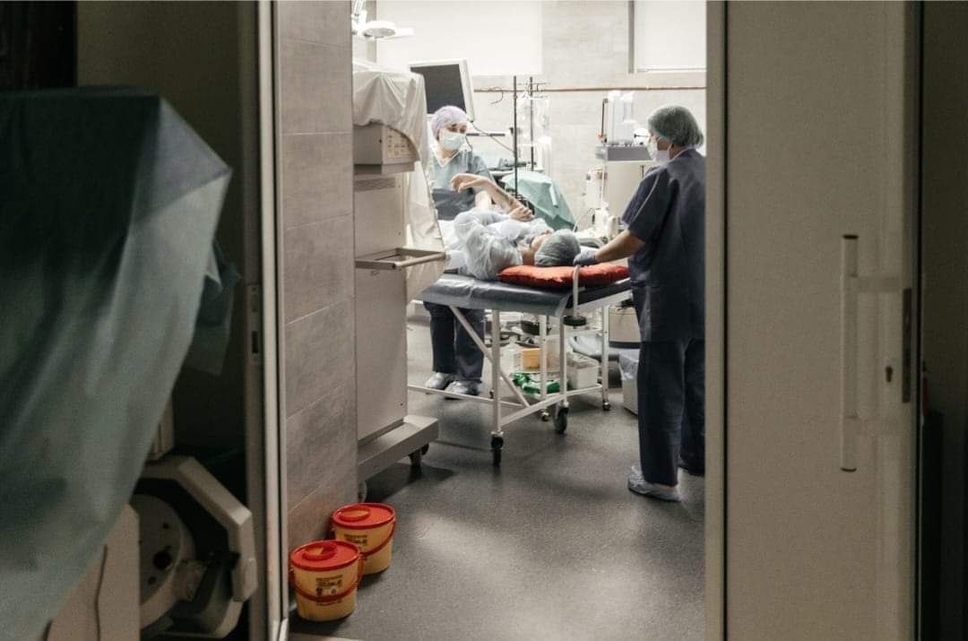 Як ортопед-хірург з Херсону проводить унікальні операції та лікує бійців у Франківську