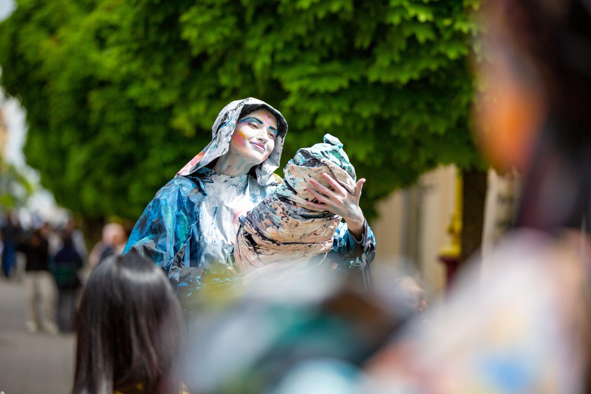 Франківські пантоміми до Дня матері представили перформанс живих скульптур (ФОТО) 