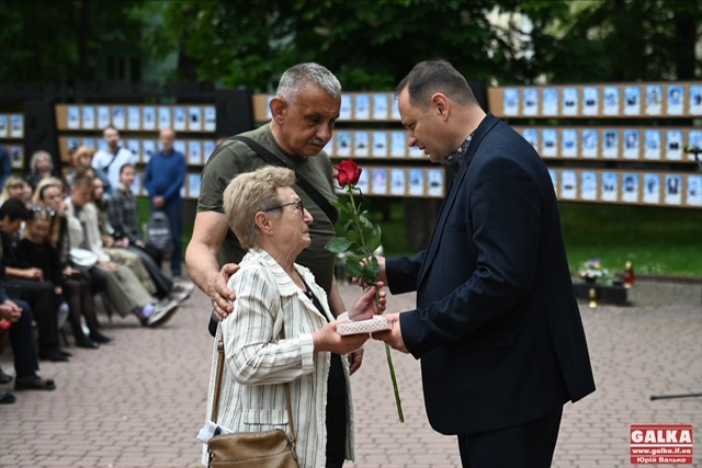 На День міста у Франківську вручили нагороди сім’ям загиблих воїнів (ФОТОРЕПОРТАЖ)