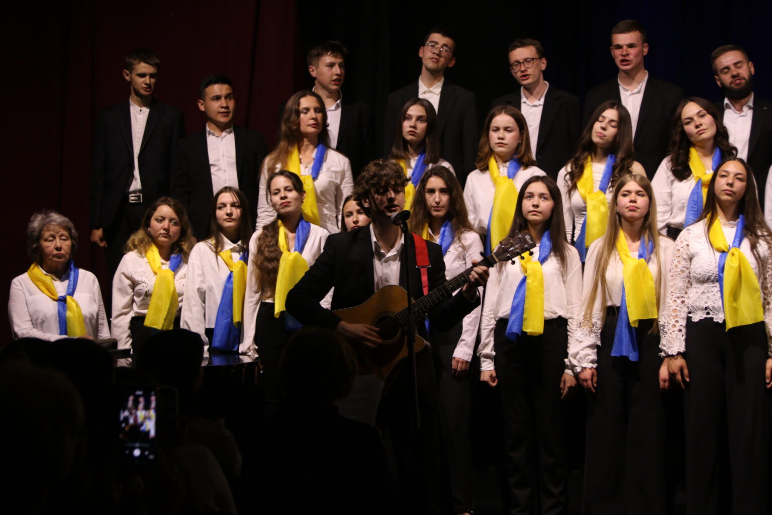 Прикарпатські студенти влаштували концерт з піснями, віршами та репортажами повномасштабної війни (ФОТО)