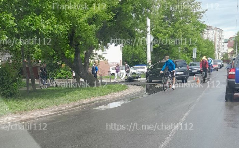 ДТП у Пасічній: 16-річний мотоцикліст зіткнувся з Peugeot (ФОТО З МІСЦЯ)