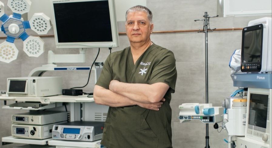 Як ортопед-хірург з Херсону Гліб Соловей лікує поранених бійців в Івано-Франківську