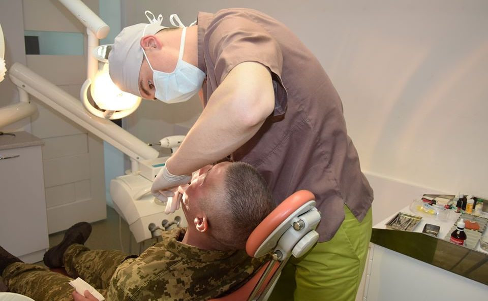 У п’яти медзакладах Прикарпаття військовим безплатно ставитимуть зубні протези (СПИСОК)