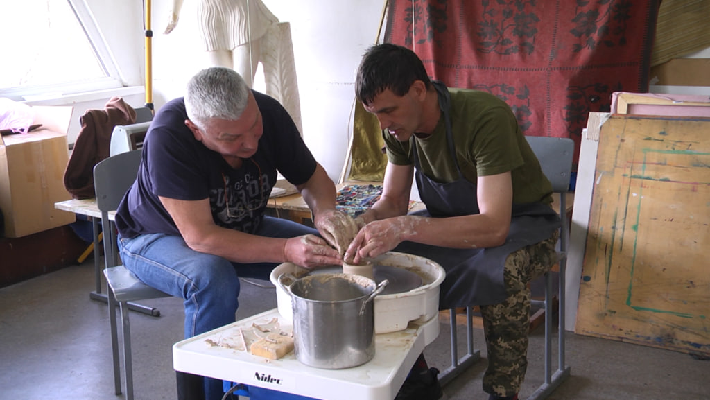 Реабілітація мистецтвом: у Косові поранені захисники навчалися писанкарству та гончарству